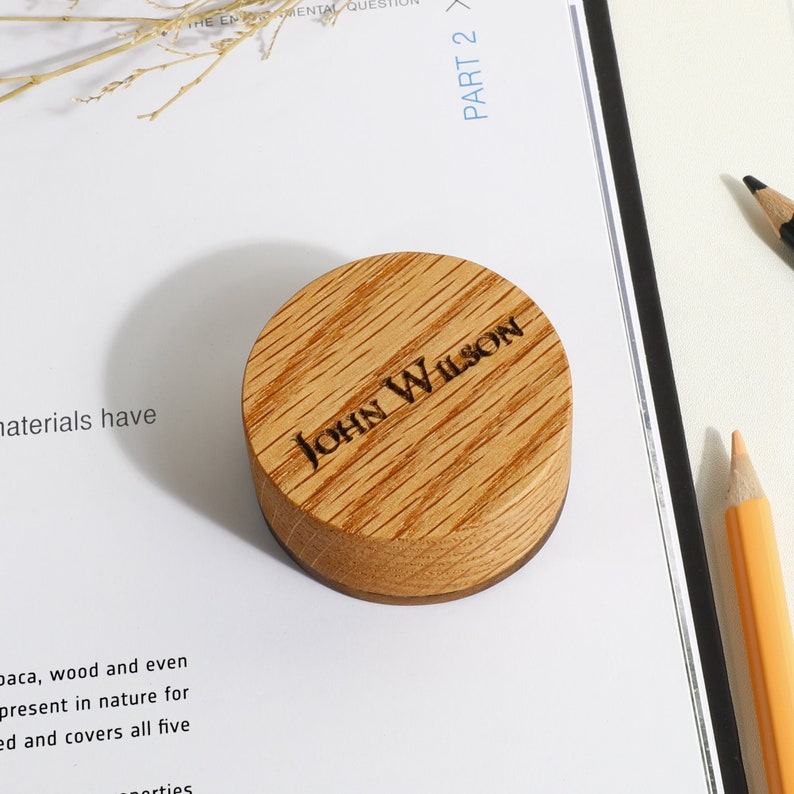 Customizable and magnetized wooden paperweight Office image 1